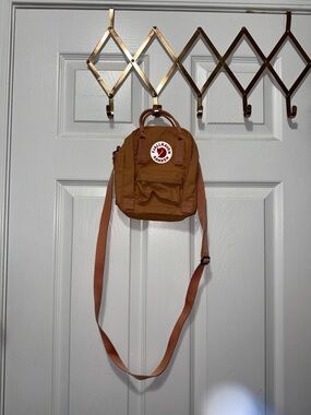 Fjallraven Kånken Mini Crossbody Bag in Tan